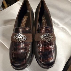 BRIGHTON Women's Artist Classic Shoes Black & Cocodrile Print Law Heels Sz 7N